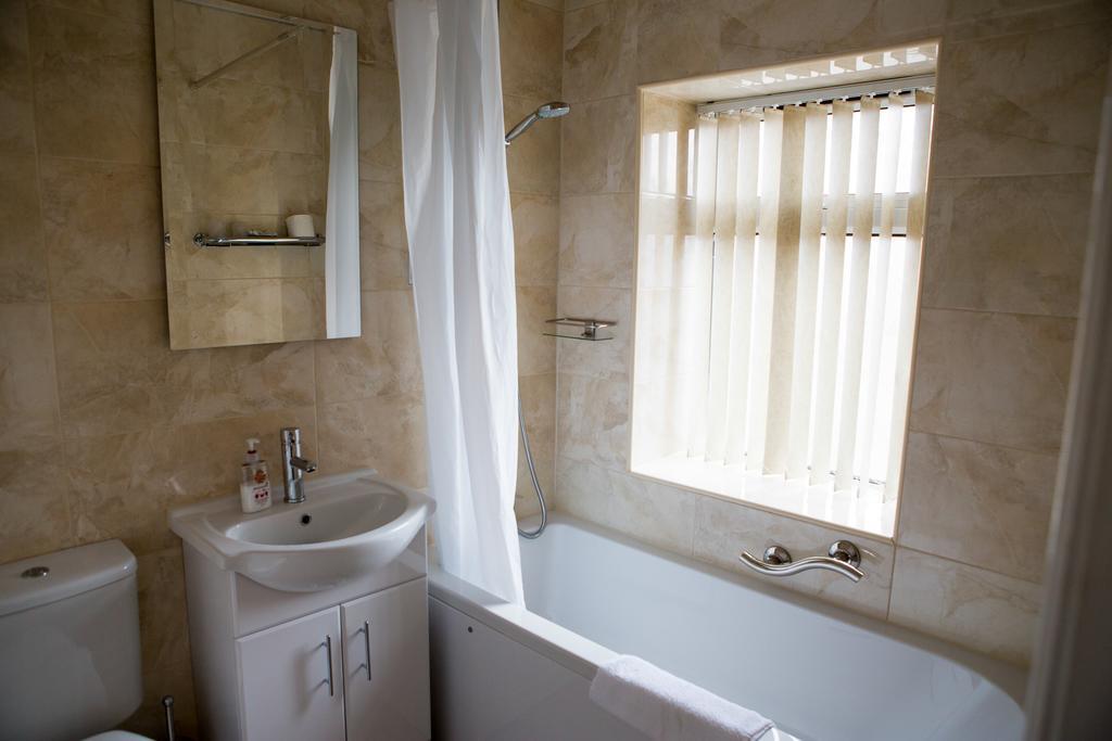 Oak House Bb Bed & Breakfast Олдъм Екстериор снимка