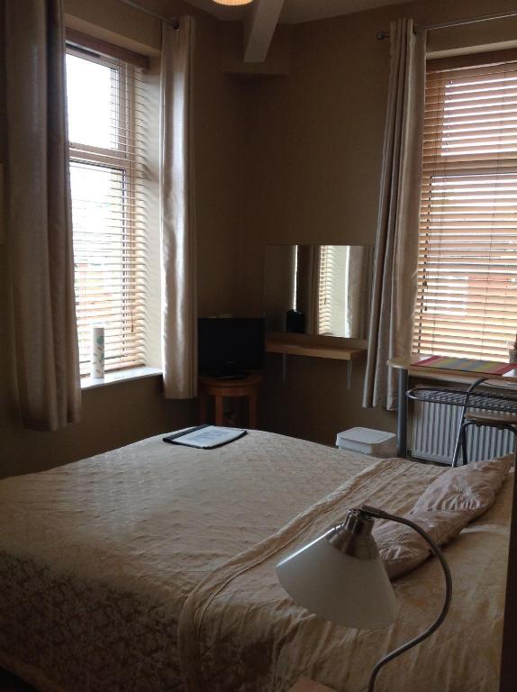 Oak House Bb Bed & Breakfast Олдъм Екстериор снимка